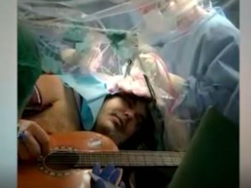 Torino, musicista operato al cervello mentre suona chitarra e tamburello