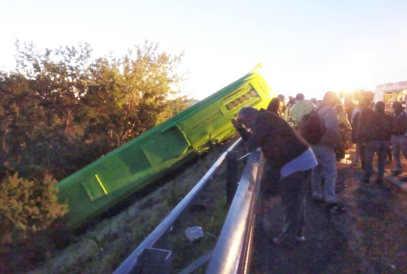 Un autobus della Flixbus finisce in una scarpata lungo la A16: le immagini 3