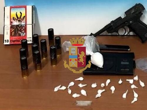 Blitz dei poliziotti, scoperte armi e cocaina