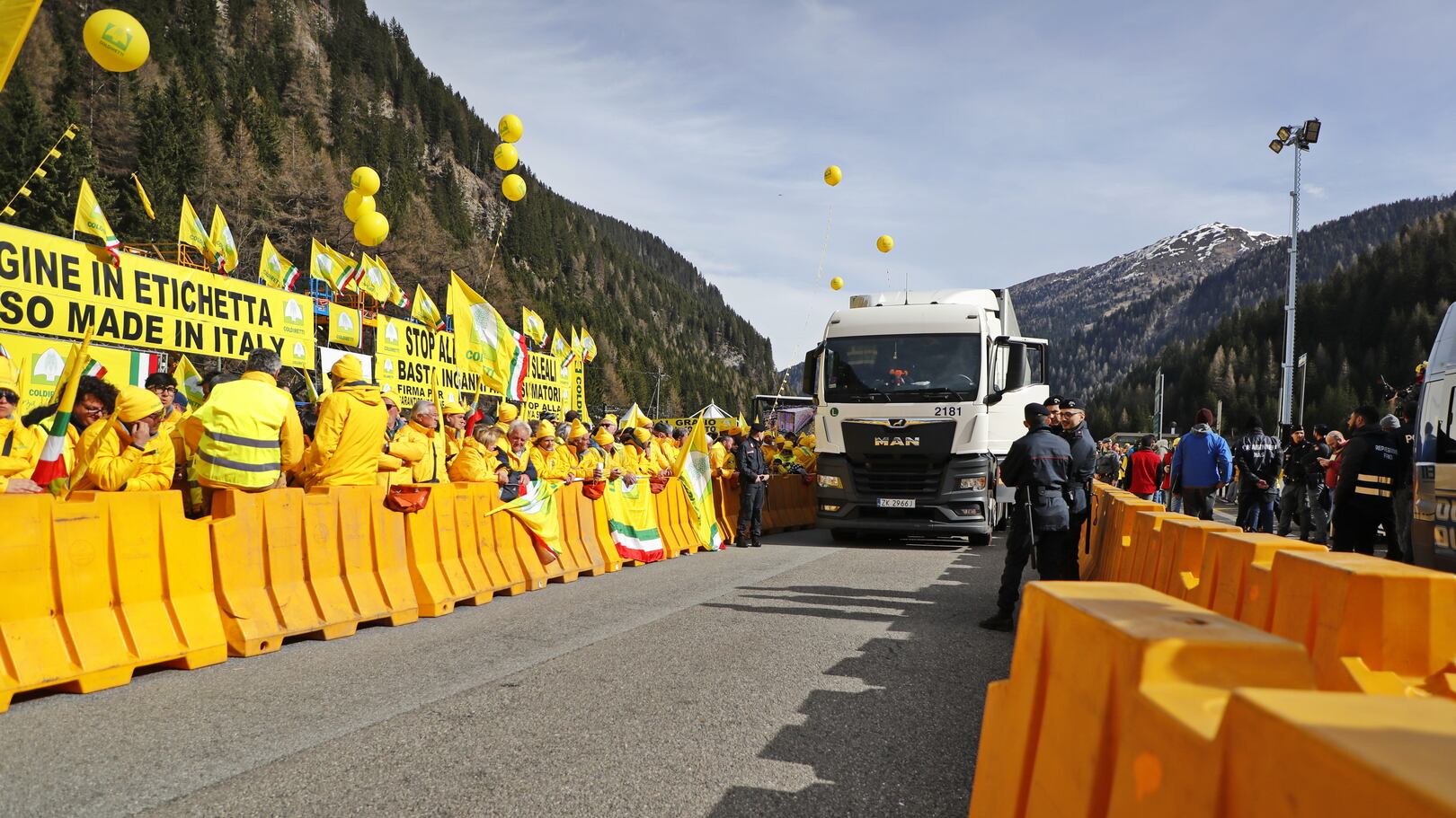 Prosciutti danesi e uva indiana: blitz della Coldiretti al Brennero contro il "fake in Italy"