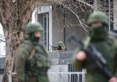 I soldati pattugliano la capitale della Crimea 13