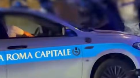 Giovani senza fissa dimora, minori e borseggiatori: la rete dei maranza che assedia il Colosseo