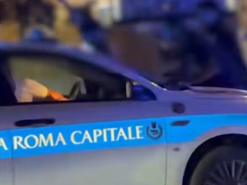 Giovani senza fissa dimora, minori e borseggiatori: la rete dei maranza che assedia il Colosseo
