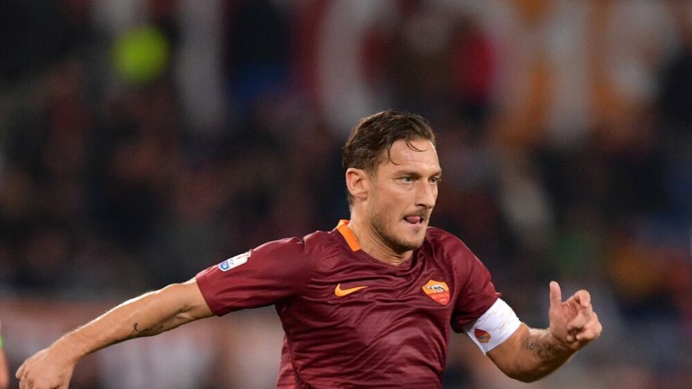 "Sì o no" è ancora caos Totti, il parcheggiato