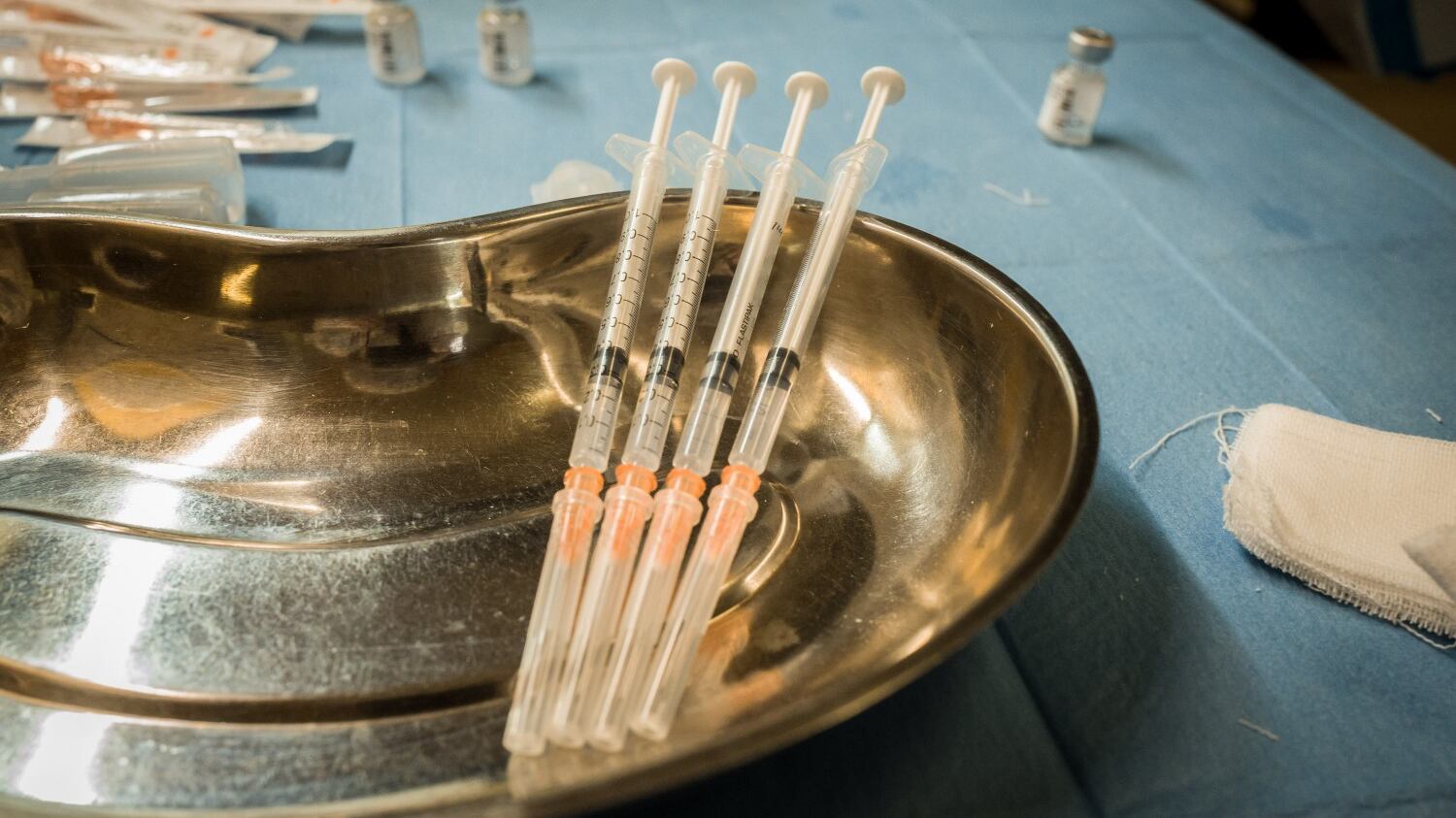 Rinvii nelle consegne, over 55, efficacia. Il piano vaccinale è un cantiere aperto