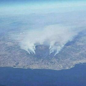 Gli incendi divampano sul Vesuvio 3