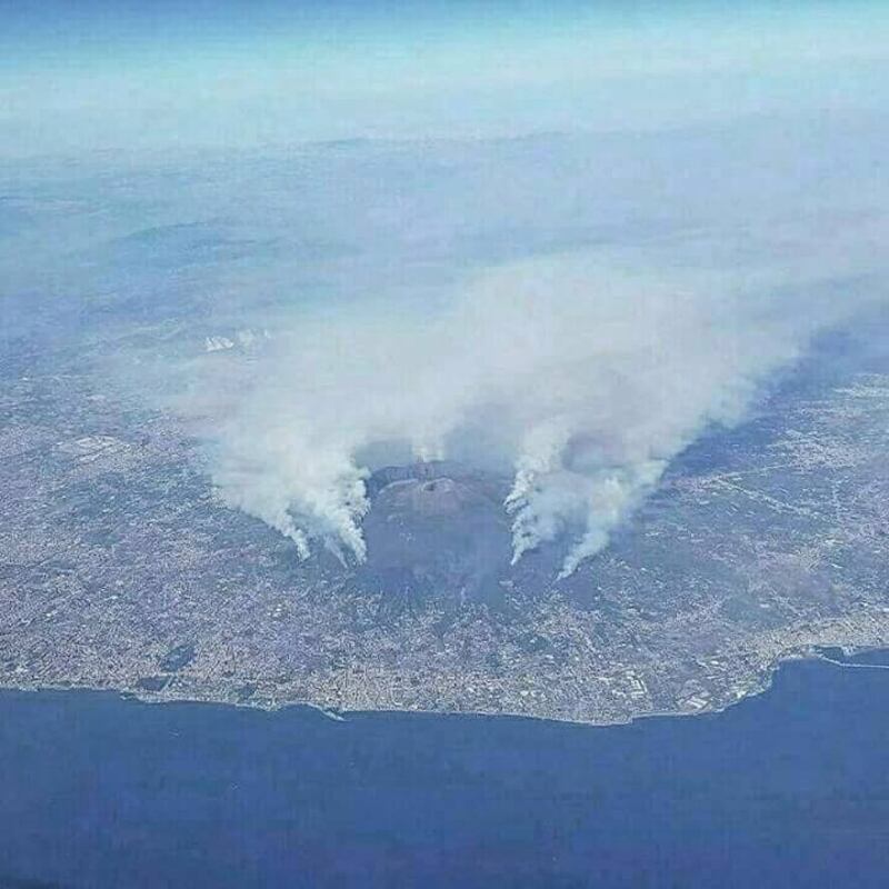 Gli incendi divampano sul Vesuvio 3