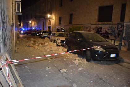 Paura a Lecce, crolla parte di un edificio in pieno centro storico 4