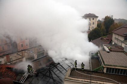 Incendio devasta il tetto della Cavallerizza reale di Torino 3