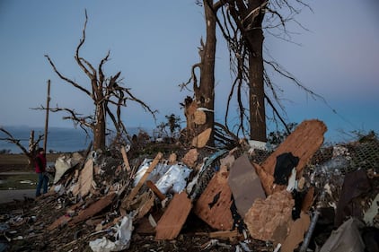 Gli Stati Uniti spazzati via dalla furia dei tornado 11