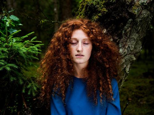 Scrub del cuoio capelluto, perché stimola la crescita sana dei capelli