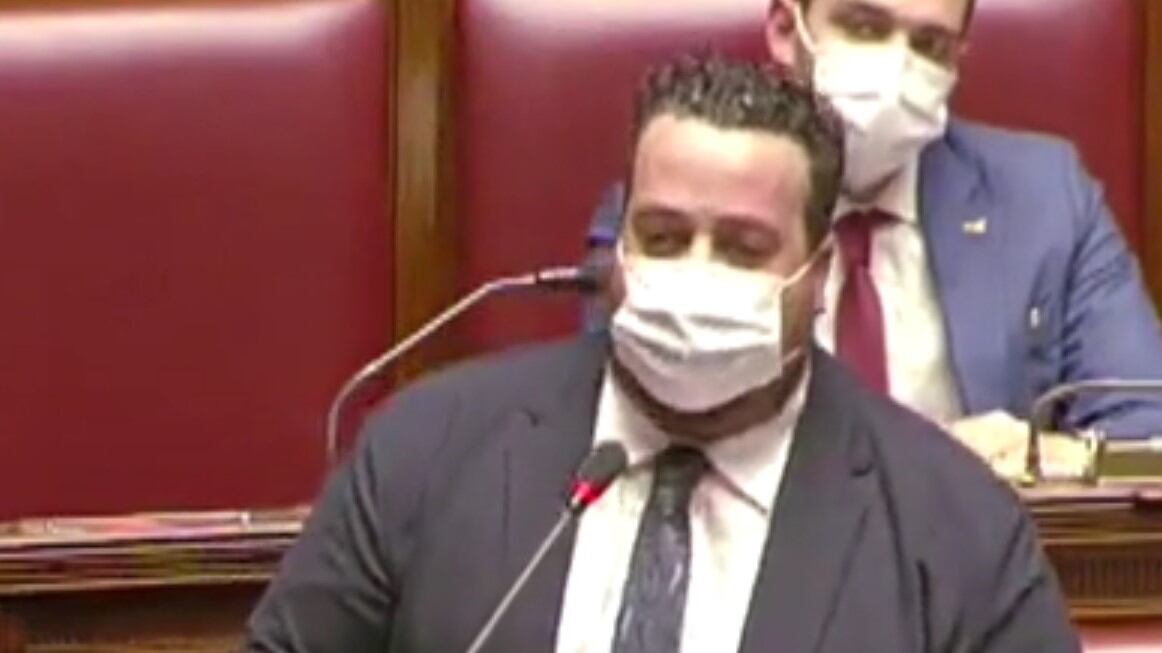"Non sapete che vuol dire alzarsi alle 6 di mattina", Donno scatena la bagarre