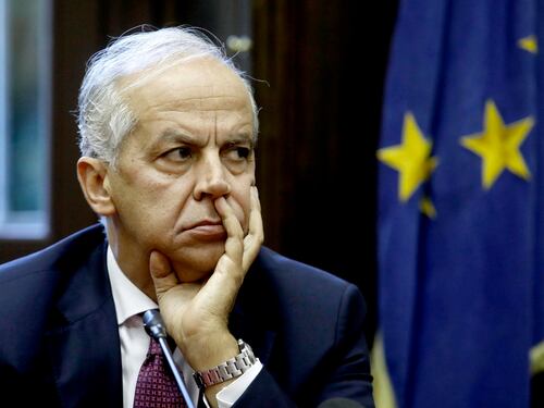 Il bunker Viminale tra aiuti e fermezza. Il Pd azzanna Conte. "Perché non parla?"