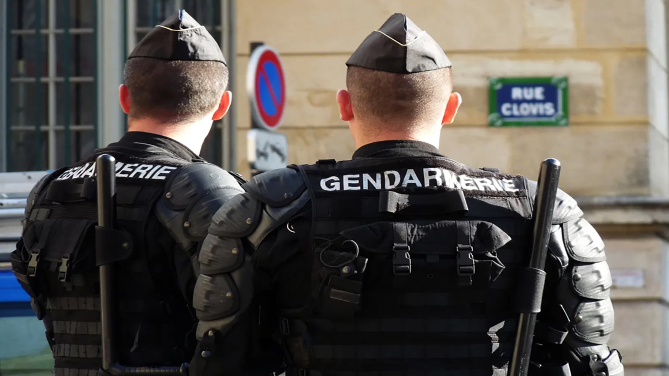 Francia, alla guida di un auto falcia i pedoni e ne ferisce 10: “Ha urlato Allah Akbar”