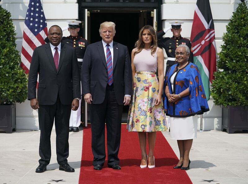 Melania Trump nell'orto con i tacchi: foto 10