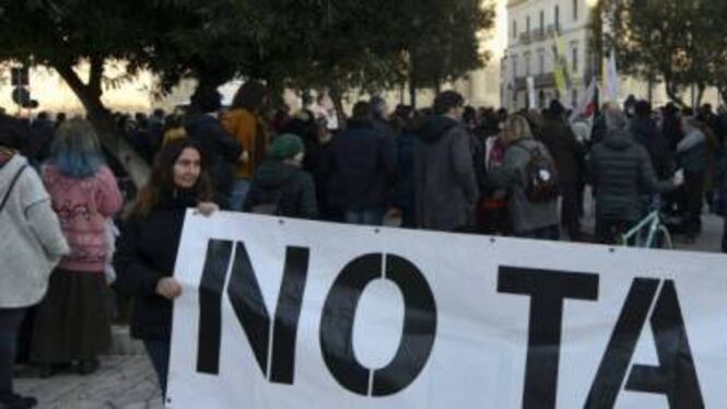 Gli idioti che aiutano i disonesti