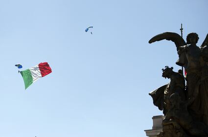 Un Tricolore calato dal cielo per onorare la Repubblica 4