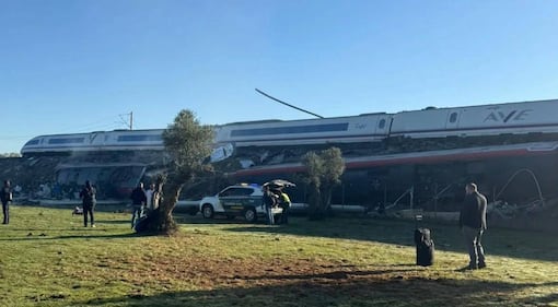 Spagna, scontro tra due treni alta velocità sulla linea Madrid-Siviglia: almeno 39 morti e diversi feriti