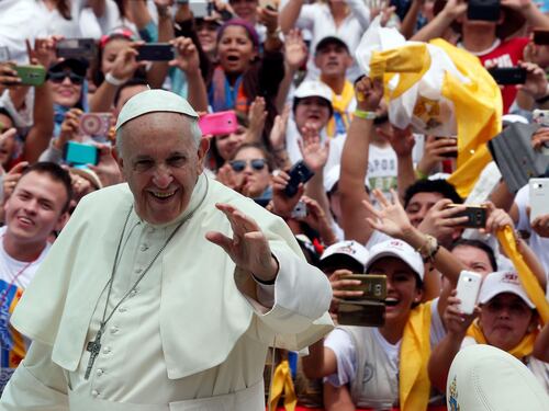 Il Papa alla donna sfigurata: "Sei coraggiosa e bella". E lei decide di non ricorrere più all’eutanasia