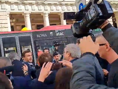 "Ignorante", "Delinquente". Rissa davanti a Palazzo Chigi sulla carne sintetica