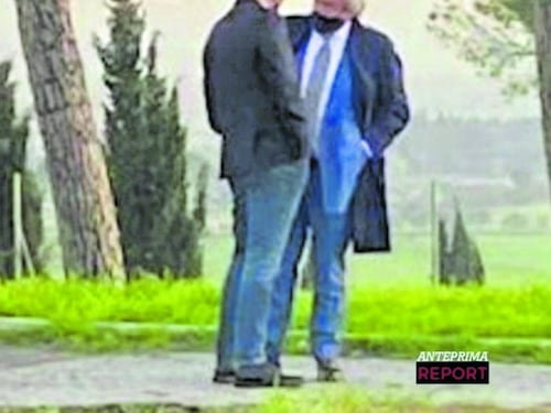 “Dia spiegazioni invece di fare il martire-eroe”. Ora la politica chiede conto a Ranucci e Conte per la foto dell’Autogrill