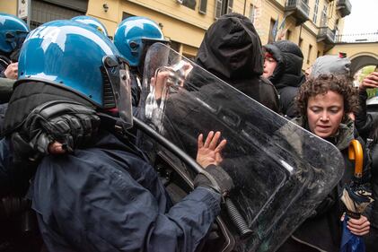 Centri sociali, anarchici e attivisti tentano di sfondare i cordoni di polizia: 30 identificati 1