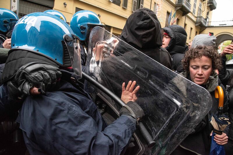 Centri sociali, anarchici e attivisti tentano di sfondare i cordoni di polizia: 30 identificati 1