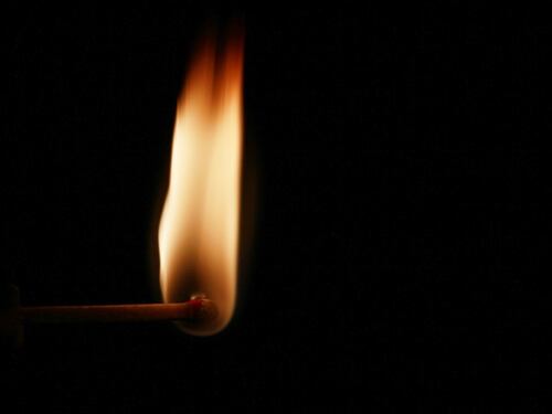 Brescia, camper dati alle fiamme e spari contro un rom. Un ferito grave