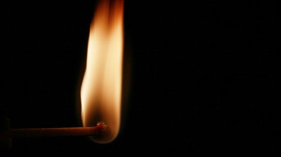Brescia, camper dati alle fiamme e spari contro un rom. Un ferito grave
