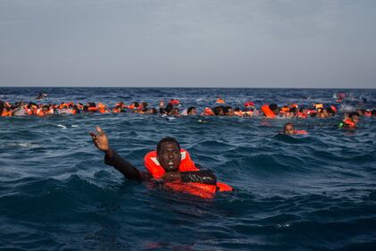 Migranti, naufraga un barcone al largo della Libia 2