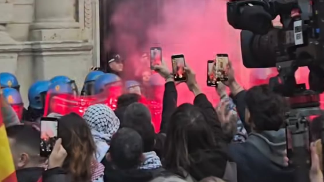 Milano conferma il gemellaggio con Tel Aviv, caos in Aula e scontri coi pro pal in piazza