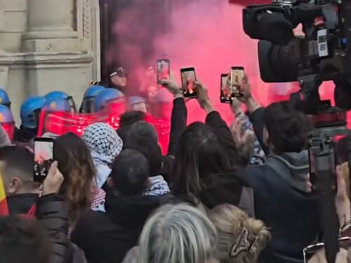 Milano conferma il gemellaggio con Tel Aviv, caos in Aula e scontri coi pro pal in piazza