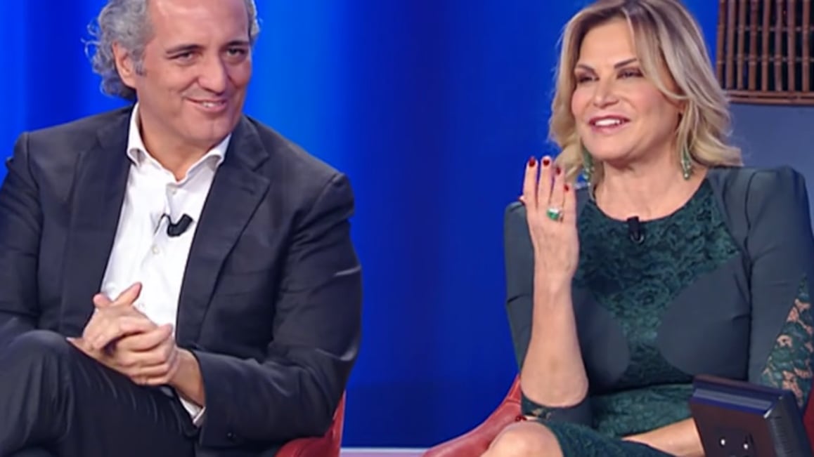 Simona Ventura mostra l'anello di fidanzamento: uno smeraldo da capogiro