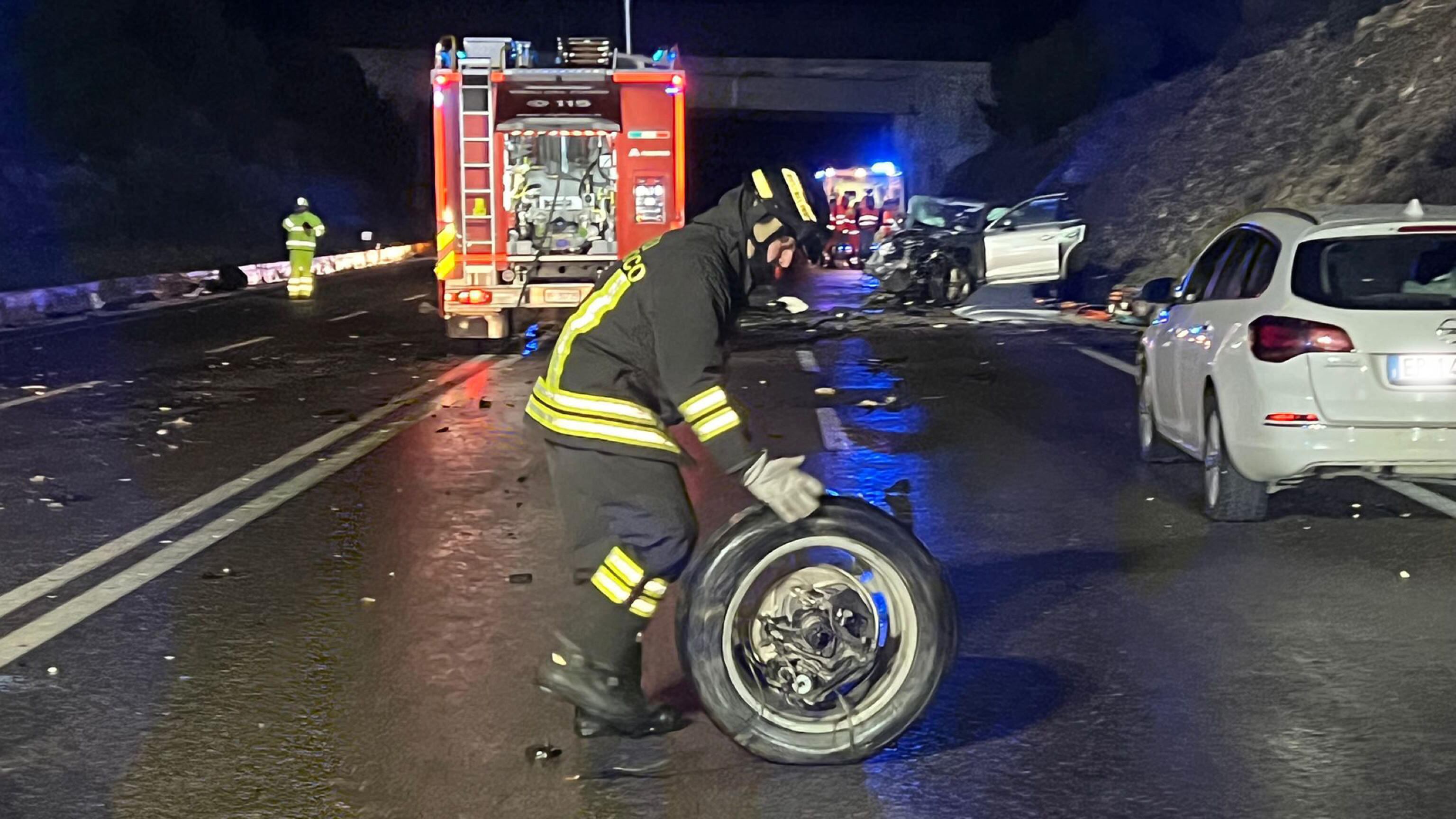 Sangue sulle strade: 12 morti. Auto contromano sulla A1