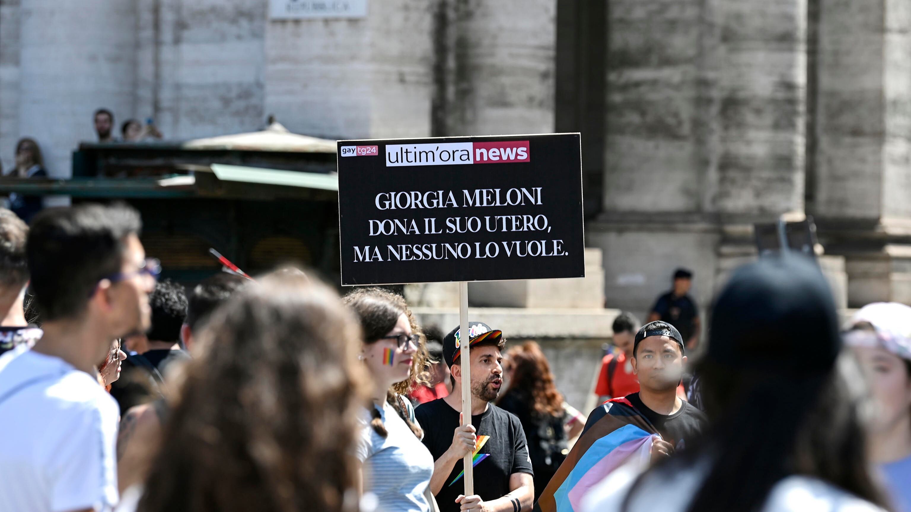 "Sono gay, non fascio". Al Pride di Roma si inneggia all'utero in affitto