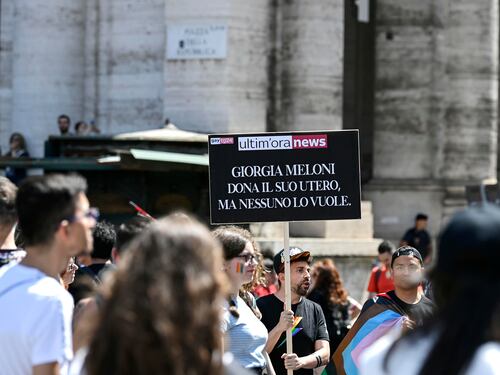 "Sono gay, non fascio". Al Pride di Roma si inneggia all'utero in affitto