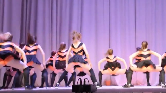 Minorenni ballano twerking vestite con colori patriottici: accesa polemica in Russia