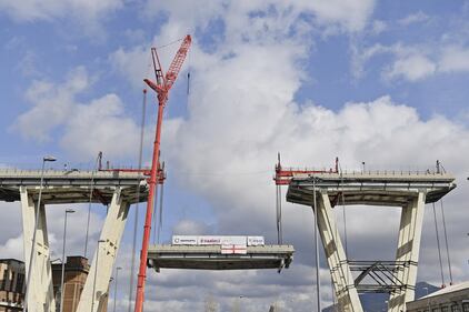 Ponte Morandi, le immagini della demolizione della trave tampone 4