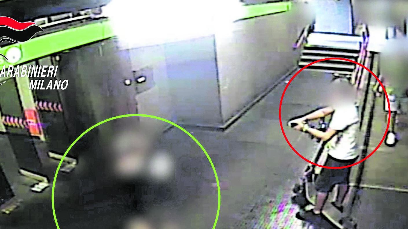 Lo straniero in metrò e le due ragazzine seguite e stuprate: "Sei bella, ti voglio"