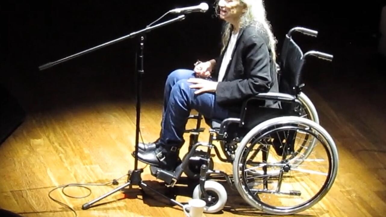Patti Smith, malore sul palco durante lo show a San Paolo. Poi torna in scena in sedia a rotelle