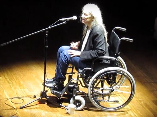 Patti Smith, malore sul palco durante lo show a San Paolo. Poi torna in scena in sedia a rotelle