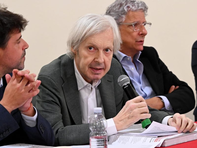 L’arte, il sorriso e gli applausi: Vittorio Sgarbi si riprende la scena nella sua Ferrara
