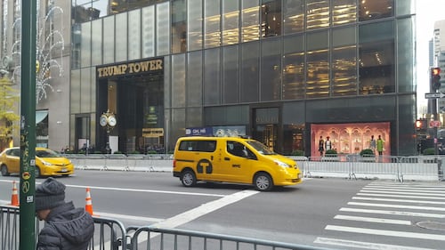 Sotto la Trumpp Tower spuntano insulti a Donald 3