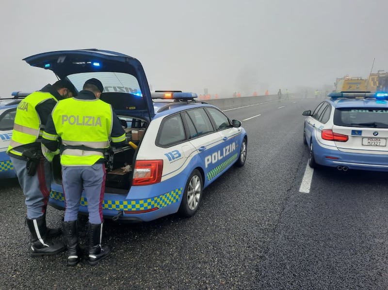 Lodi, cisterna in fiamme sulla A1 7