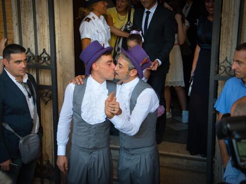 Unioni civili, Raggi sposa due gay: "Oggi nasce una nuova famiglia"