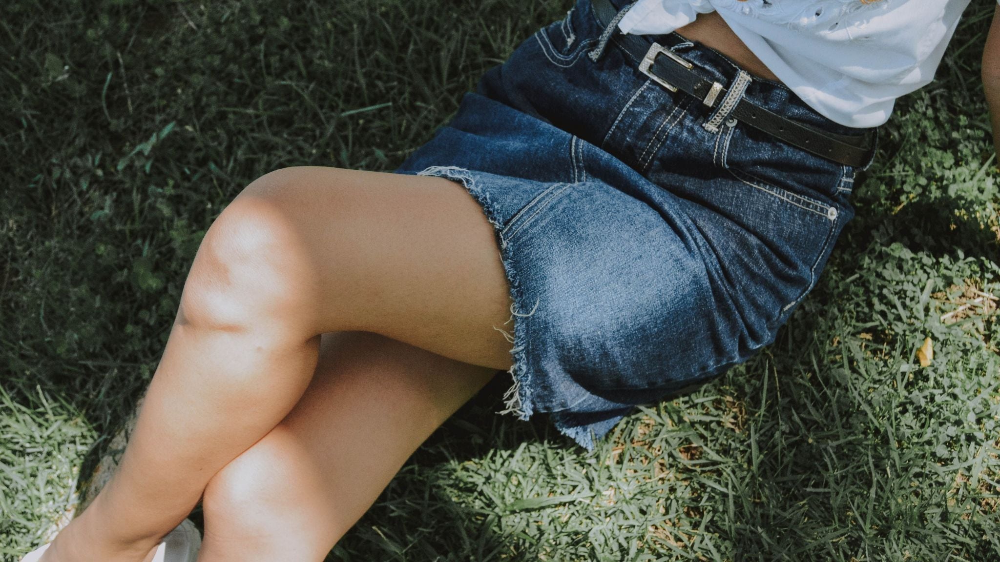 Come indossare la gonna di jeans con stile a 40 anni