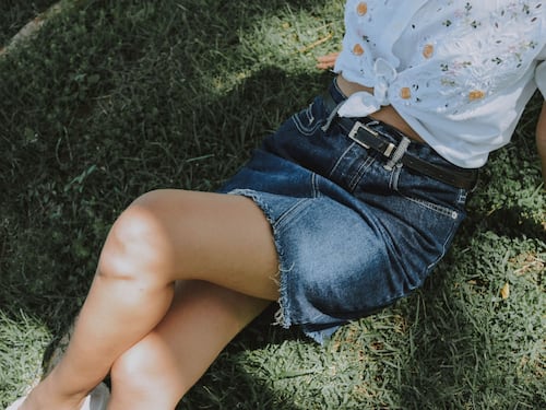 Come indossare la gonna di jeans con stile a 40 anni