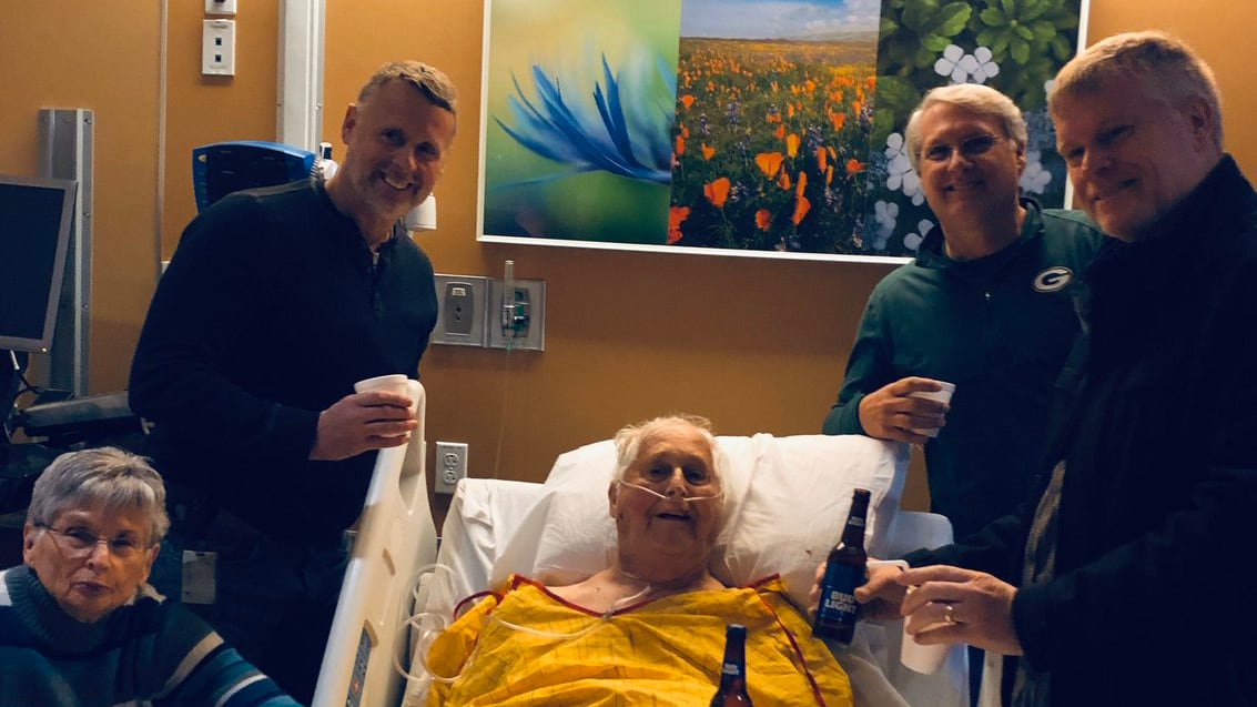 L'ultimo desiderio di nonno Norbert: "Datemi una birra prima di morire"