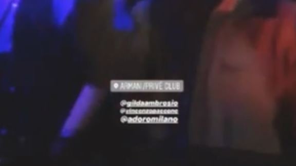 Belen e Gilda si contendono De Martino al party. Una balla e l'altra canta