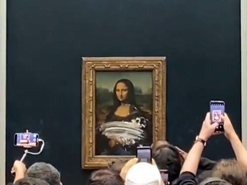 Lancia una torta alla panna contro la Gioconda: vandalo fermato al Louvre
